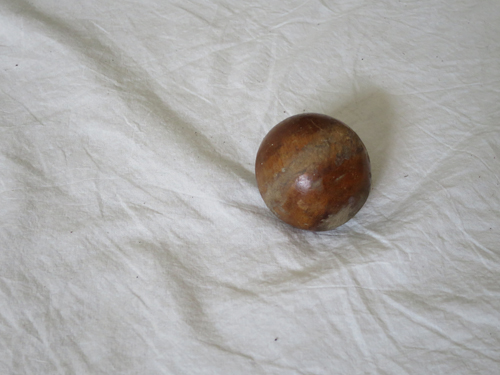 this small old wooden ball ...we found it last week at the thrift shop and since then it seems to be just about everywhere in our appartement. magically.