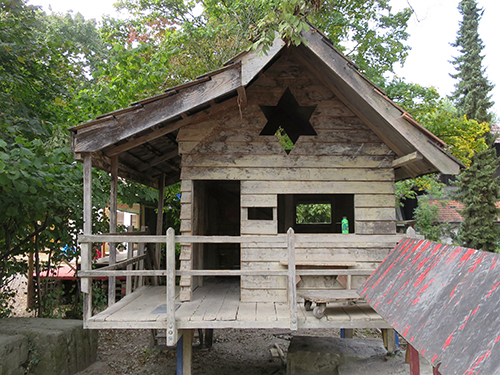 a little house ....especially the little bend in the rooftop. and the company we had visiting that place